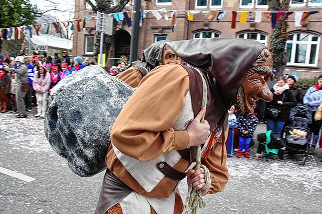 Bild 10: Sonne für die Narren: Großer Fasnet-Umzug begeistert in Singen!
