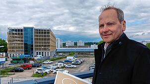 Hier soll das Ärztehaus entstehen: Auf dem Bild rechts vor dem Parkhaus auf dem Europaquartier will die Firma Reisch ab 2026 bauen. Ingo ...