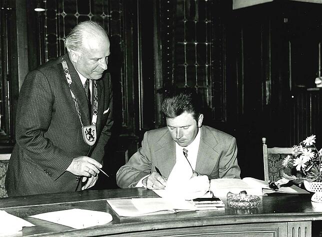Am 17. Juni 1974 unterschrieb der Bürgermeister von Dietershofen Kern (rechts) den Eingliederungsvertrag im Beisein von Bürgermeister ...