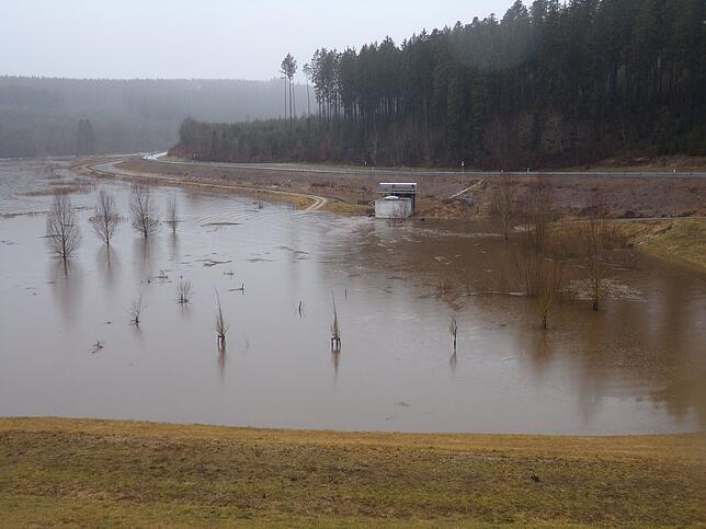 Bis die Straße ins Bregtal gesperrt werden muss, müsste noch viel Wasser den Bach hinab laufen.