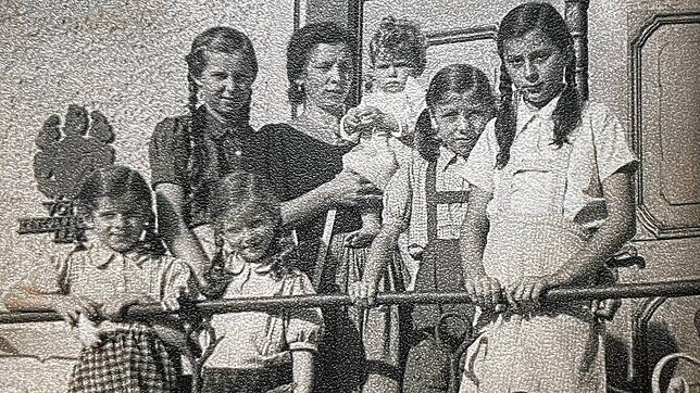 Lore Voith mit ihren sechs Töchtern im Jahr 1943. Etwa zehn Jahre zuvor übernahm die Familie das Hofgut Rengolshausen.