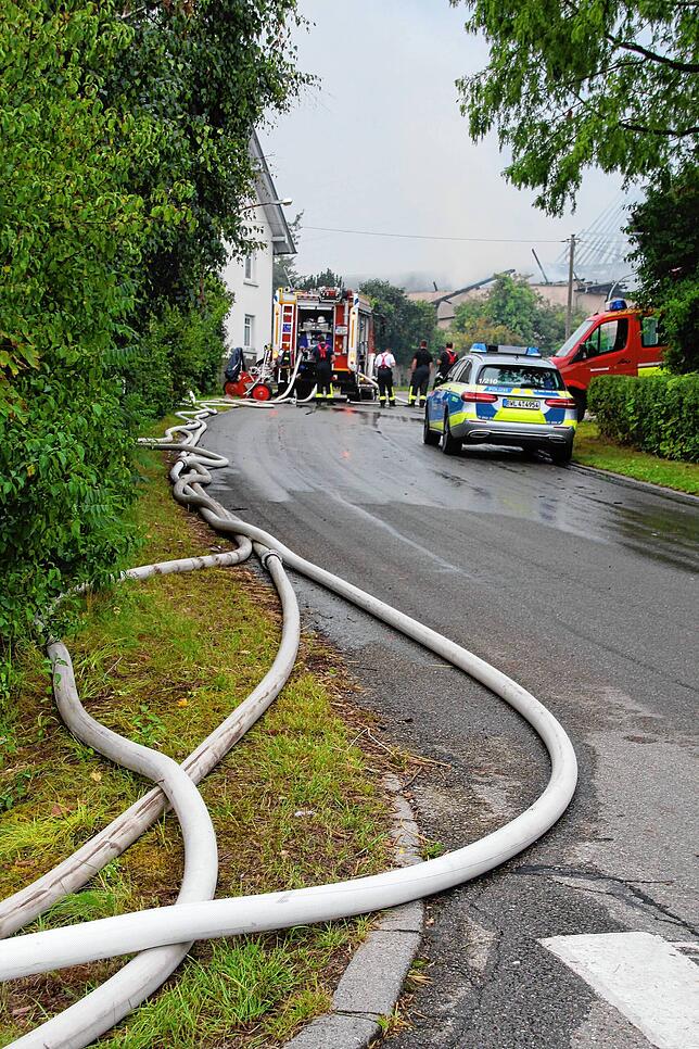 Zwei Kilometer Schlauchleitungen mussten für die Löschwasserversorgung verlegt werden.