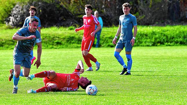 Kapitän gibt den Kurs vor: Martin Rangnau (Mitte) bringt den SV Jestetten beim 3:1-Sieg in Riedern gegen den FC Schlüchttal mit 1:0 in ...