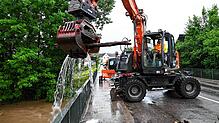 Mit schwerem Gerät wurde in Meckenbeuren Holz aus der Schussen geholt. Auch an vielen anderen Stellen gab und gibt es viel zu tun.