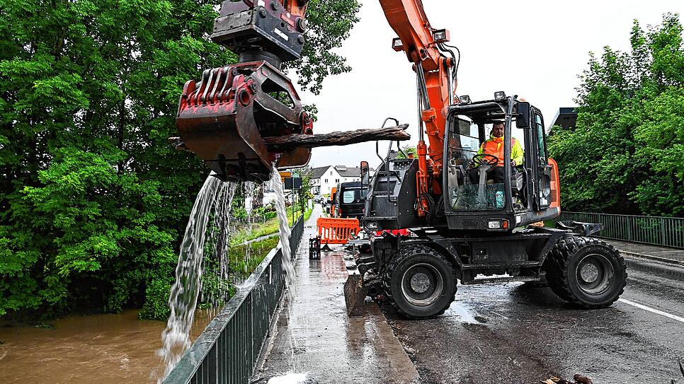 Mit schwerem Gerät wurde in Meckenbeuren Holz aus der Schussen geholt. Auch an vielen anderen Stellen gab und gibt es viel zu tun.