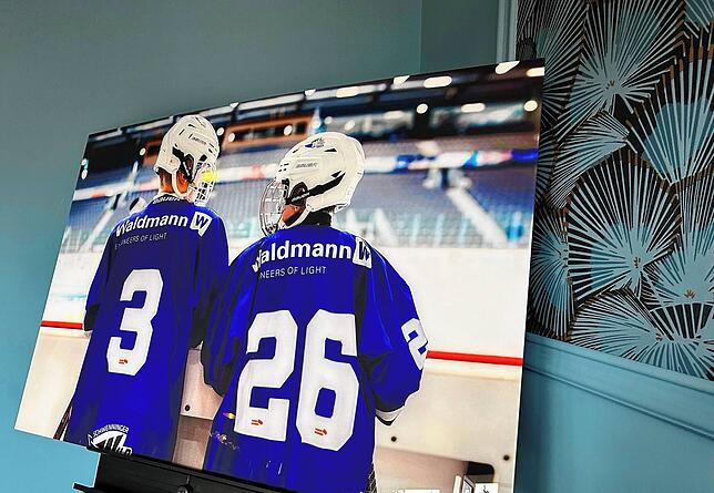 Die Rückennummern der Eishockey-Nachwuchsspieler Kimi-Arik Rohde und Paul Drössel sind Namensgeber des neuen Cafés.