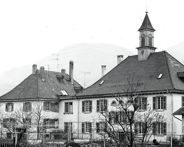Das Herrenhaus in den 1920er Jahren. Es wurde 1731 von Samuel Burckhardt aus Basel erbaut. Der Glockenturm gehörte bis 1970 zum ...