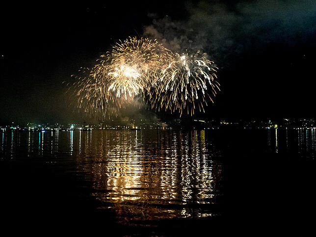 Bild 10: Das Seenachtfest-Feuerwerk vom Logenplatz am Yachthafen: Der Kreuzlinger Teil in Bildern