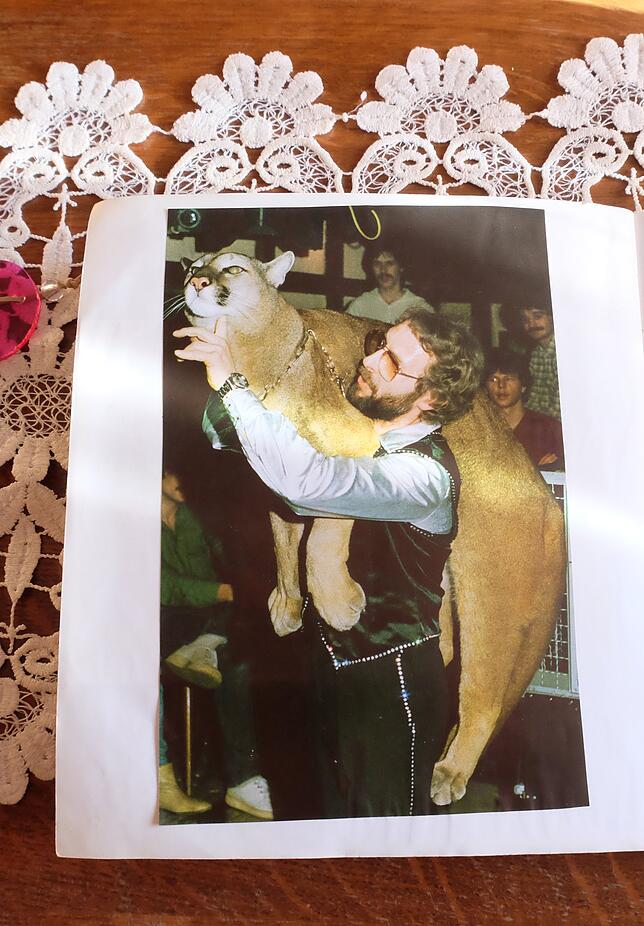 Rückblick über das Fotoalbum: Ein Dompteur trat mit einem Puma im Singener Scotch Club auf.