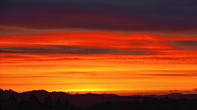 Jahresabschluss: Mit einem Sonnenuntergang in Schwarz-Rot-Gold ging der Sonntag, 27. Dezember, zu Ende.