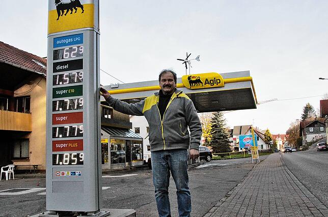 Das sticht vielen Autofahrern sofort ins Auge: Auf der Tankstelle von Hubert Modler am Ortseingang von Niedereschach produzieren zwei ...