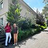 Ursula Fritz und ihre Tochter Kerstin Haake vor dem Haus, in das die Bewohner über einen landwirtschaftlichen Weg gelangen. Verlieren ...