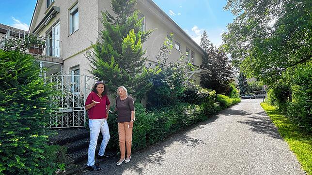 Ursula Fritz und ihre Tochter Kerstin Haake vor dem Haus, in das die Bewohner über einen landwirtschaftlichen Weg gelangen. Verlieren ...