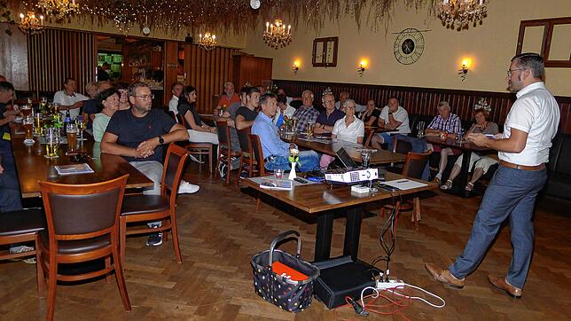 Fabian Meschenmoser (rechts) bei seiner ersten Wahlveranstaltung zur Bürgermeisterwahl im Gasthaus „Ochsen“ in Roggenbeuren. Er ...