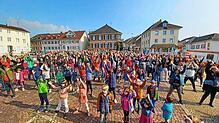 Flashmob auf dem Marktplatz in Markdorf im März 2023: Frauen, einzelne Männer und Kinder tanzen gemeinsam, um ein Zeichen gegen Gewalt ...
