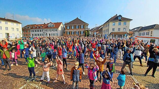 Flashmob auf dem Marktplatz in Markdorf im März 2023: Frauen, einzelne Männer und Kinder tanzen gemeinsam, um ein Zeichen gegen Gewalt ...