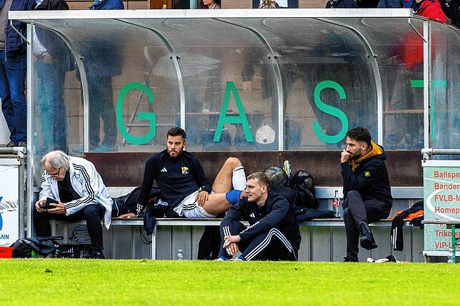Einsatz fraglich: Sandro Knab (Zweiter von links) scheint nach seiner Verletzung im Spiel gegen den FV Lörrach-Brombach nicht schwerer ...