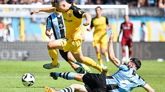 Tim Sechelmann (am Boden) hat bei Waldhof Mannheim verlängert.