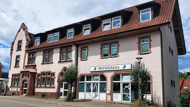 Nachdem in der Gemeinde keine Apotheke mehr vorhanden war, wurde jetzt das alte Rathaus von der Gemeinde erworben, wo im rechten unteren ...