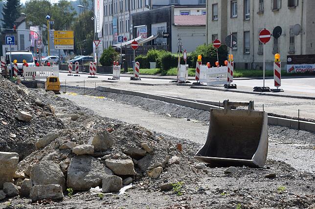 Links neben der Heinrich-Fahr-Straße liegt Schutt, in der Mitte sind bereits neue Rinnensteine gesetzt. Die Vorbereitungen für die ...