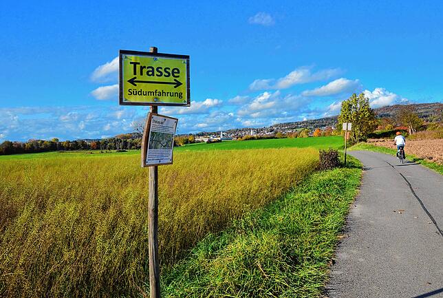 Auf Infotafeln im Naherholungsgebiet im Markdorfer Süden weisen die Gegner des Straßenbauvorhabens auf die geplante Trasse für die ...