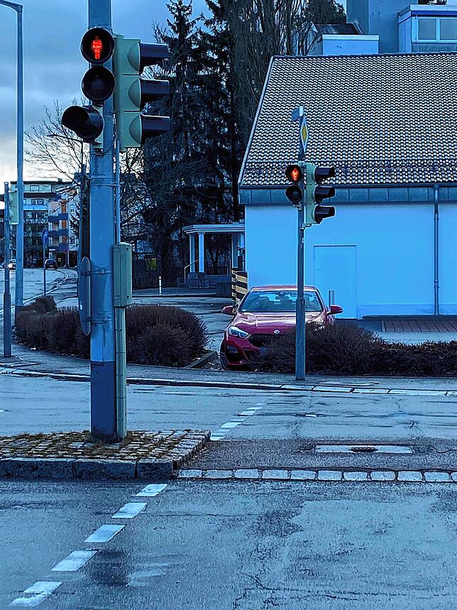 Viel zu kurz, um die Straße zu überqueren, ist nach Ansicht eines Lesers die Grünphase an dieser Ampel an der Kreuzung ...