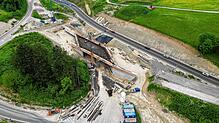 Die Baustelle von oben: Aktuell laufen Arbeiten am Überbau der neuen Brücke. Damit ist die oberste Ebene der künftigen ...