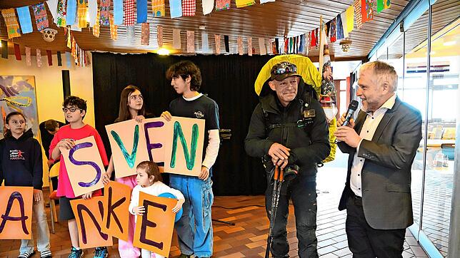 „Danke Sven“, heißt es von den Kindern – Dank an den Wanderer, den Peregrino-Sven, der von Klinikleiter Stephan Maier interviewt wird. ...