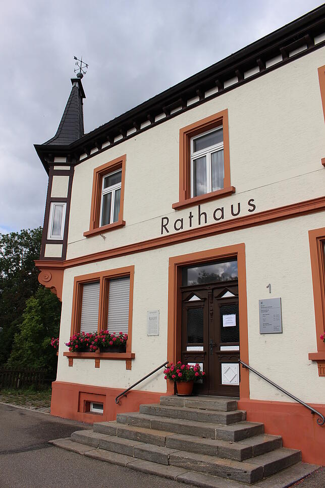 Das Wolterdinger Rathaus war früher mal das Gasthaus "Zum Goldenen Kreuz". 1922 baute die Gemeinde das Gebäude entsprechend um. ...
