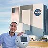 Airbus-Projektleiter Till Eisenberg mit dem Astronauten-Assistenten &bdquo;Cimon&ldquo;. Bild: Airbus