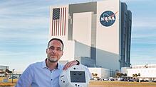 Airbus-Projektleiter Till Eisenberg mit dem Astronauten-Assistenten &bdquo;Cimon&ldquo;.