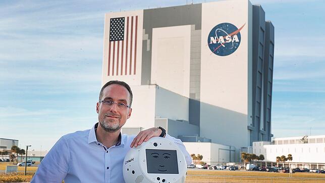 Airbus-Projektleiter Till Eisenberg mit dem Astronauten-Assistenten &bdquo;Cimon&ldquo;.