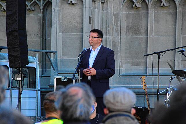 Der Antisemitismusbeauftragte des Landes Baden-Württemberg, Michael Blume, sprach auf dem Münsterplatz.