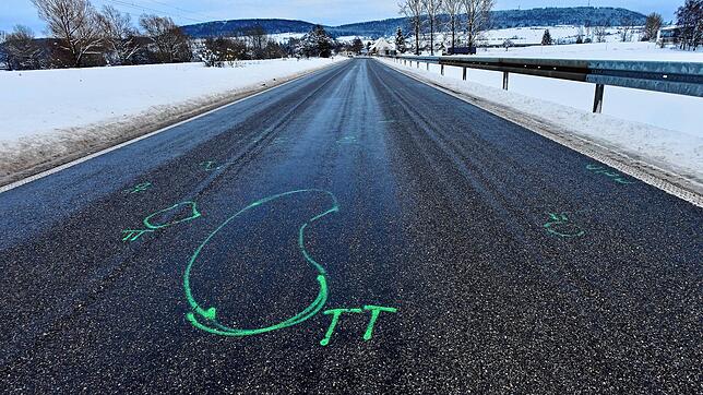 Auf dem Boden der Kreisstraße in Richtung Neudingen finden sich die Markierungen der Polizei. Hier hat sich der Unfall ereignet, bei dem ...