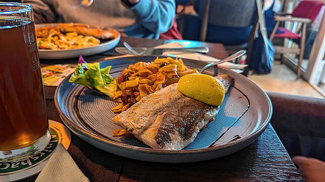 Mediterran: Der Fisch mit der leckeren Pasta in Oliven-Kapern-Tomaten-Soße.
