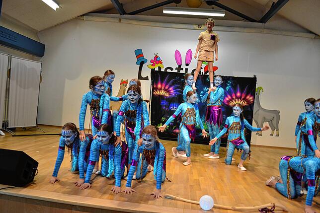 Mit einer tänzerischen Reise nach Pandora begeistert die Showtanzgruppe Hop Drops vom Showtanzverein Sauldorf die Gäste. Bild: Bernd Schwarz