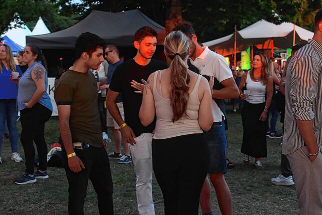 Bild 7: 1000 Besucher feiern eine Beachparty im Uferpark
