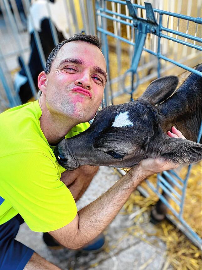 Papa Heiko Heumesser beim Schmusen mit dem Kälbchen. Foto: Sandra Heumesser