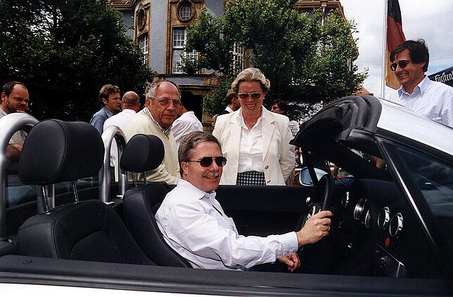 Einkauf Plus in Donaueschingen. Bürgermeister Bernhard Kaiser im Cabriolet mit . Hansjürgen Bühler und seiner Frau Heidi, sowie Johannes ...