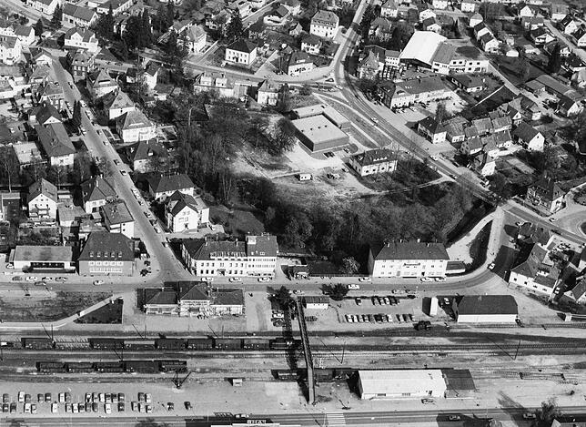 Mai 1979: Links beim Bahnhof ist die Post zu sehen, rechts daneben das Hotel Fortuna und rechts im Hintergrund die Baustelle für das ...