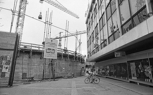 1989: Es klemmt im Untergrund. Der Topf der Tiefgarage am Augustinerplatz will einfach nicht versinken.