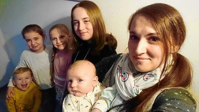 Katharina Salomo und ihre fünf Kinder. Für die Mutter sorgten die Corona-Regeln der Kinderklinik für ein Dilemma.