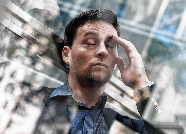 Ein Mann fasst sich an die Schläfe: Permanenter Stress ist nicht gut für das menschliche Herz.