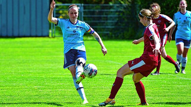 Gibt ein Wiedersehen: Michelle Köpfer (links) bleibt mit dem FC Wittlingen doch in der Verbandsliga und darf sich doch wieder aufs Derby ...