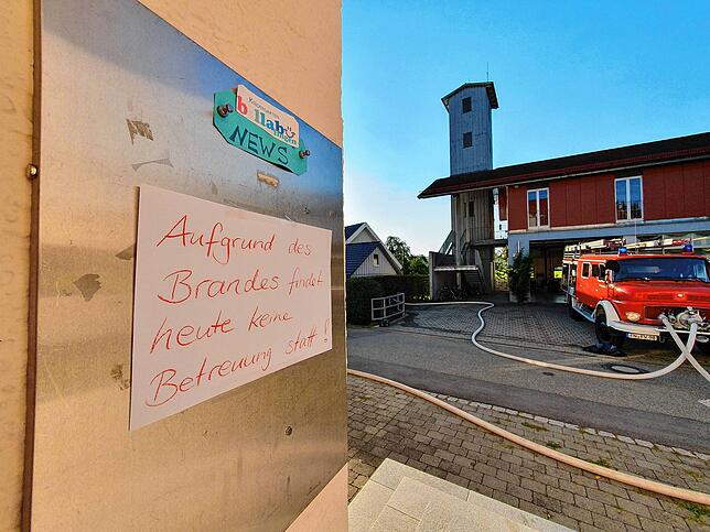 Unweit von Feuerwehrhaus und Kindergarten steht das Brandobjekt. Die Billafinger Feuerwehr hatte also einen kurzen Weg, und die Eltern ...