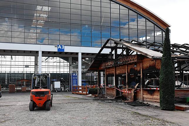 Ein Gabelstapler ist unterwegs, ansonsten ist am Morgen nach dem Brand nicht viel Betrieb.