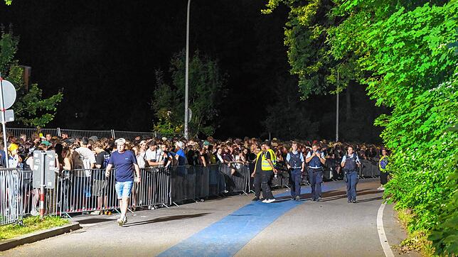 Lange Schlange für den Bus: Nach dem Festival dauert es, bis alle Gäste wieder wegkommen. Die Polizei schaut nach dem Rechten, muss aber ...