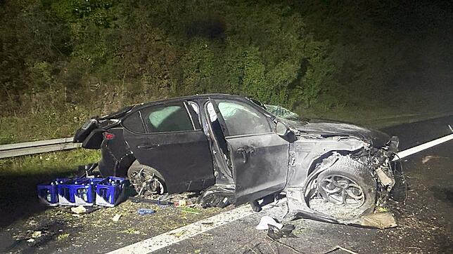Bei dem Unfall wurden zwei Menschen stark verletzt.