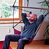 Michael Müller in seiner neuen Wohnung. In der Hängematte liest er am liebsten.