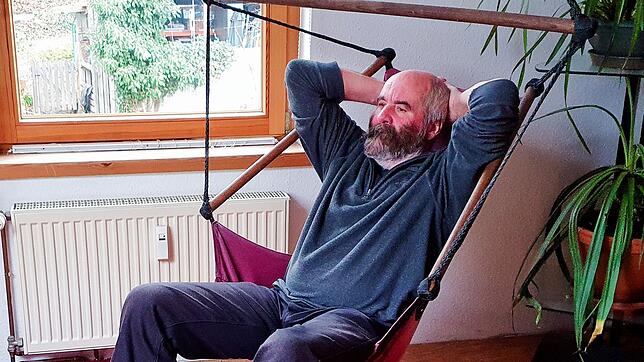 Michael Müller in seiner neuen Wohnung. In der Hängematte liest er am liebsten.